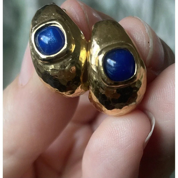 Vintage Monet Gold Hammered Curved Clip On Earrings Lapis Lazuli 1” Heavy Signed - Picture 1 of 16